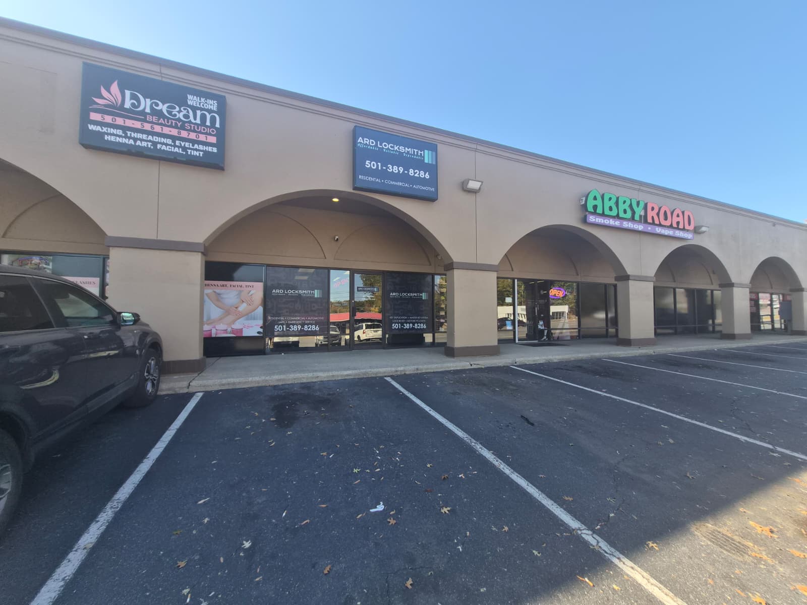 ARD Locksmith storefront, entrance and parking spaces in Little Rock