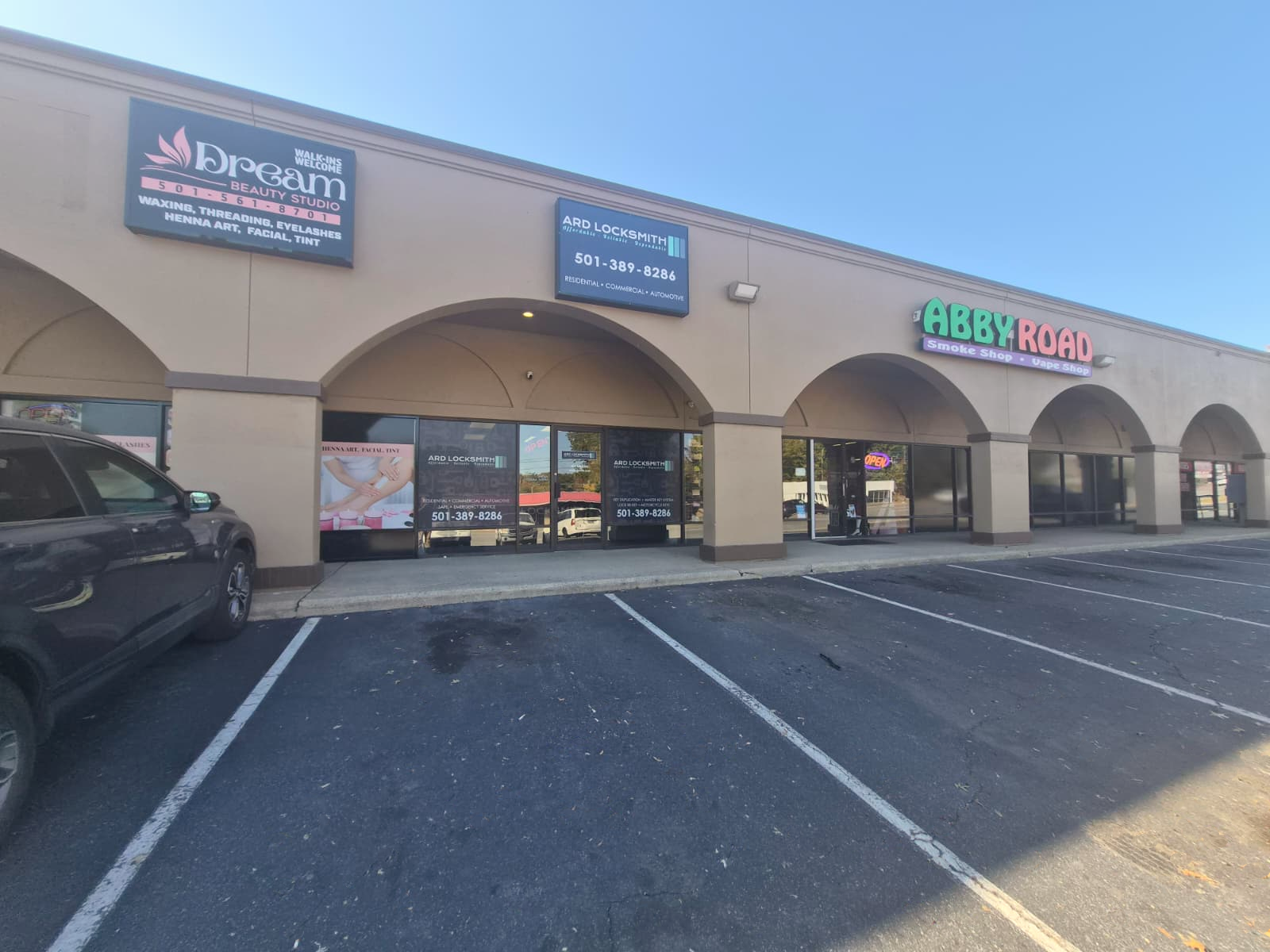 ARD Locksmith storefront, entrance and parking spaces in Little Rock